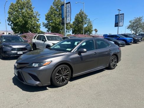 Used 2018 Toyota Camry SE FWD image 5
