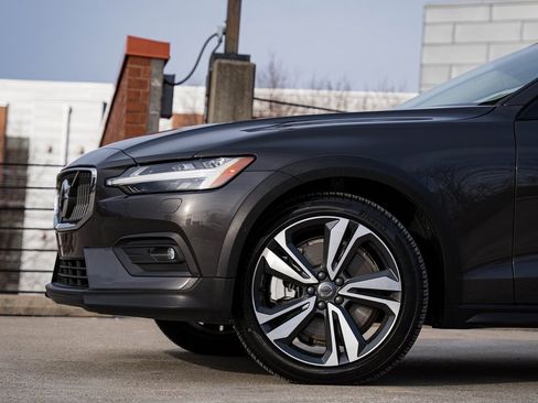 Used 2025 Volvo V60 B5 Cross Country Plus image 2