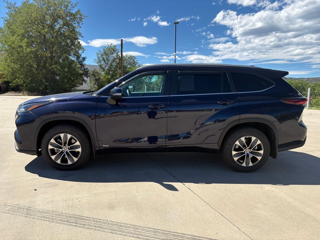 Used 2025 Toyota Highlander XLE AWD/4WD image 6