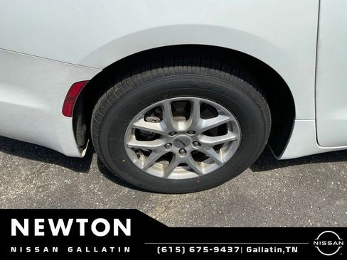 Used 2023 Chrysler Pacifica Touring-L FWD image 23
