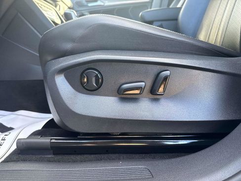 Used 2023 Volkswagen Tiguan SE w/ Panoramic Sunroof Package image 20