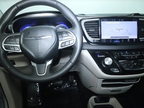 Used 2024 Chrysler Pacifica Touring-L FWD image 27