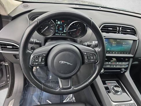 Used 2019 Jaguar F-PACE Premium AWD/4WD image 18