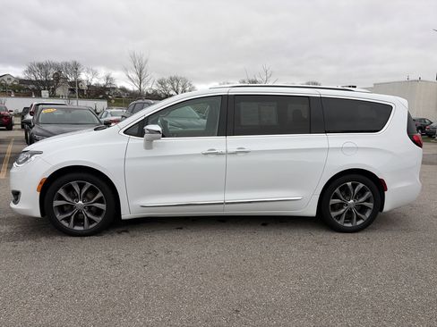 Used 2018 Chrysler Pacifica Limited w/ Tire & Wheel Group FWD image 8