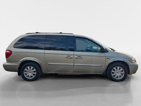 Used 2007 Chrysler Town & Country Touring image 6