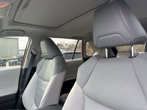 Used 2021 Toyota RAV4 XLE Premium image 9