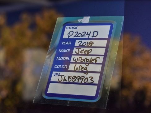 Used 2018 Jeep Wrangler Unlimited Rubicon w/ Connectivity Group image 25