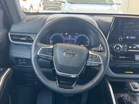Used 2025 Toyota Highlander XSE AWD/4WD image 30