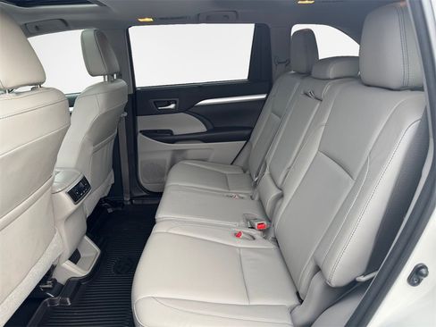 Used 2018 Toyota Highlander XLE image 24