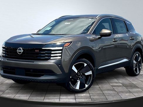 New 2025 Nissan Kicks SR image 2