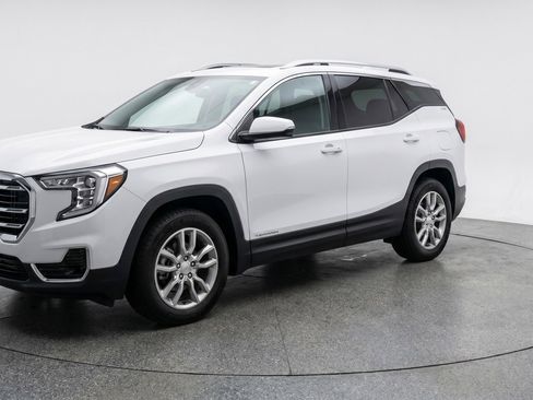Used 2024 GMC Terrain SLT AWD/4WD image 3