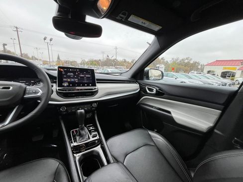 Used 2025 Jeep Compass Limited image 35