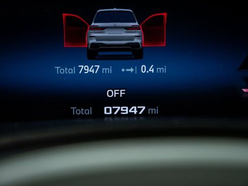 Used 2025 BMW X7 M60i image 12