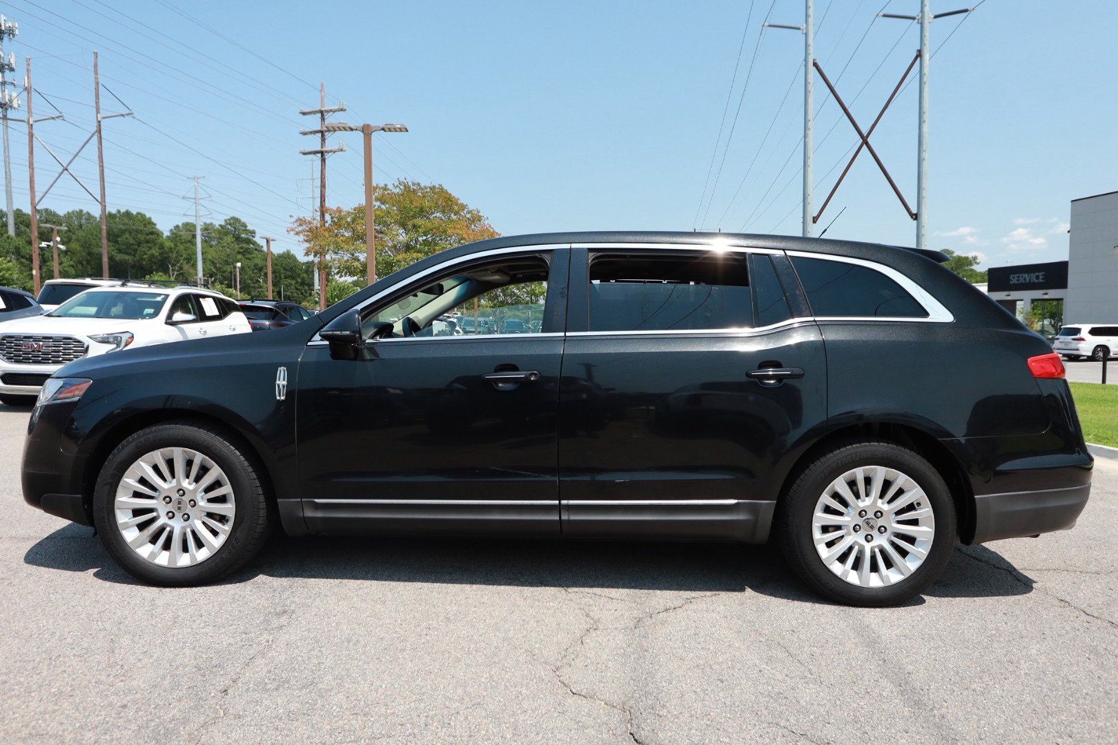 Used 2012 Lincoln MKT FWD image 2