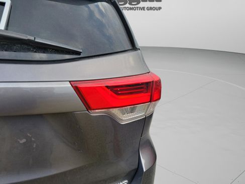 Used 2018 Toyota Highlander SE image 20