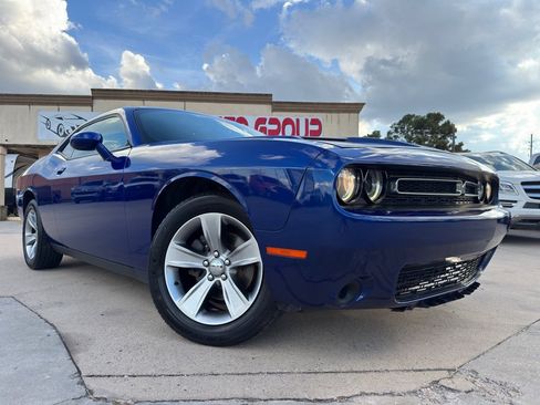 Used 2019 Dodge Challenger SXT image 30