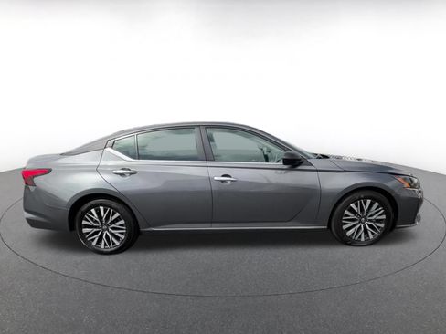 Used 2025 Nissan Altima 2.5 SV FWD image 16