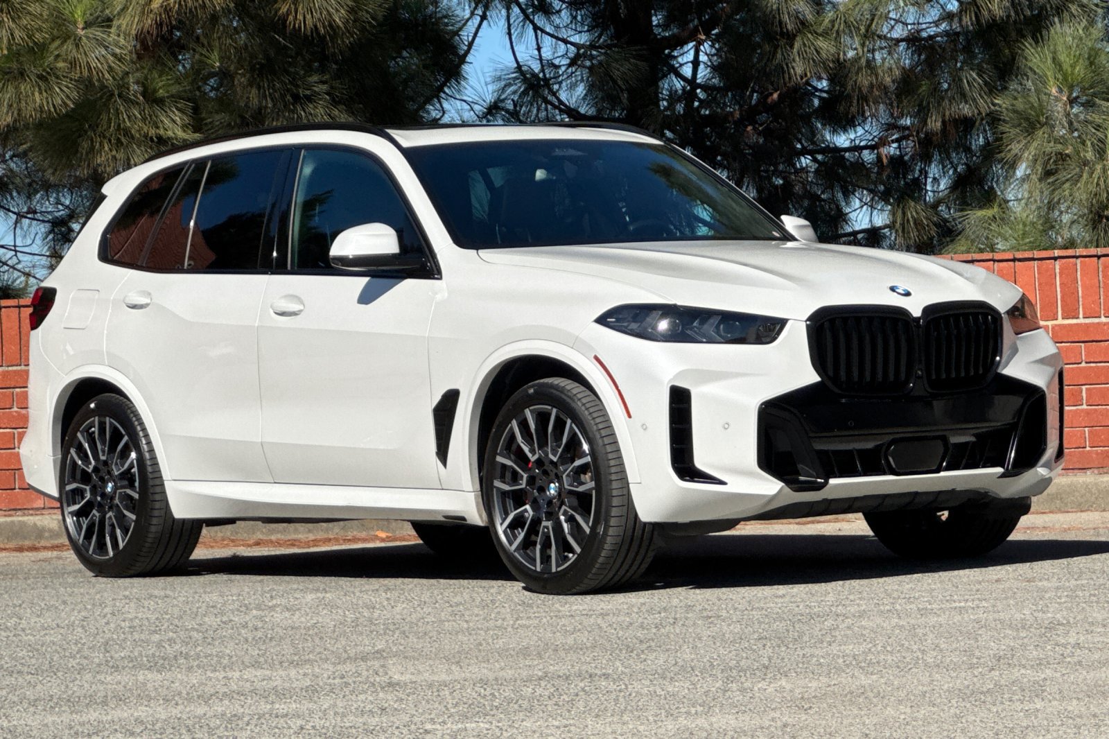 Used 2024 BMW X5 xDrive40i w/ M Sport Package AWD/4WD image 2