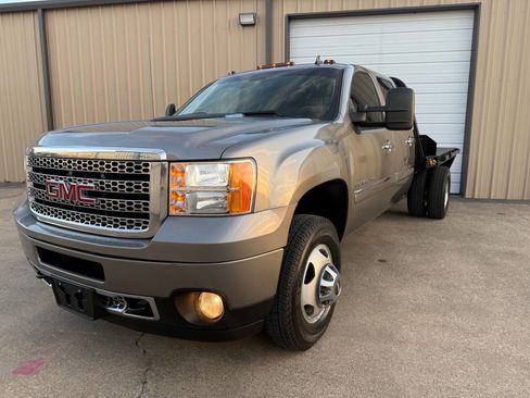 Used 2014 GMC Sierra 3500 Denali image 2