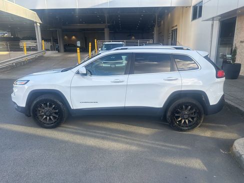 Used 2017 Jeep Cherokee Limited AWD/4WD image 2