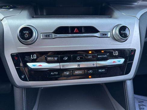 Used 2021 Ford Explorer XLT w/ Equipment Group 202A image 13