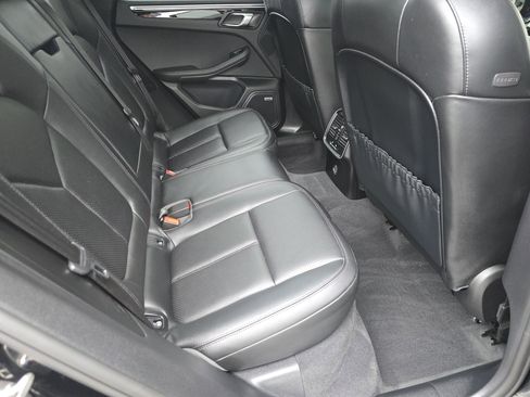 Used 2018 Porsche Macan S image 16