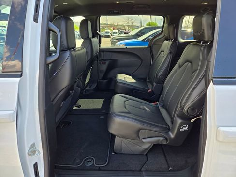 New 2026 Chrysler Pacifica Select FWD image 24