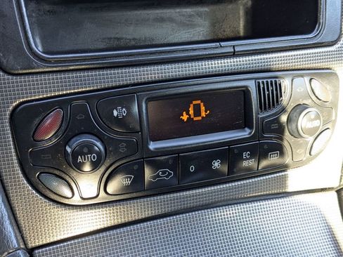 Used 2001 Mercedes-Benz C 320 Sedan image 21