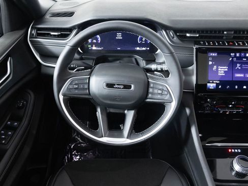 New 2025 Jeep Grand Cherokee Altitude image 29