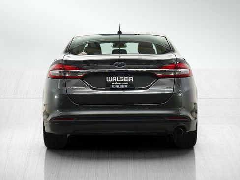 Used 2018 Ford Fusion SE FWD image 4