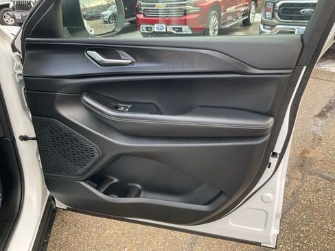 Used 2025 Jeep Grand Cherokee Laredo X image 11