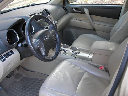 Used 2010 Toyota Highlander SE image 3