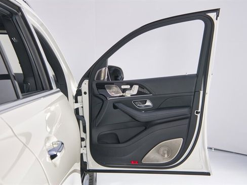 Used 2024 Mercedes-Benz Maybach GLS 600 4MATIC image 8