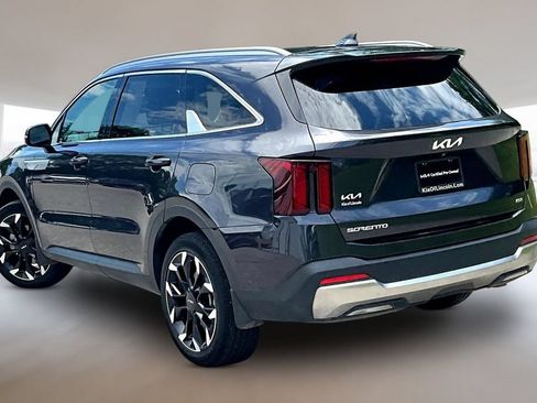 Certified 2025 Kia Sorento EX w/ Panoramic Sunroof Package AWD/4WD image 4