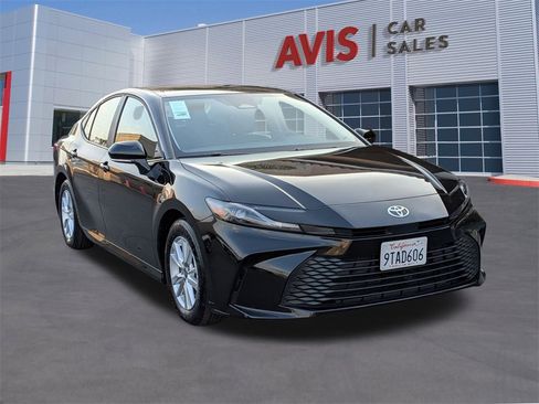 Used 2025 Toyota Camry LE image 3