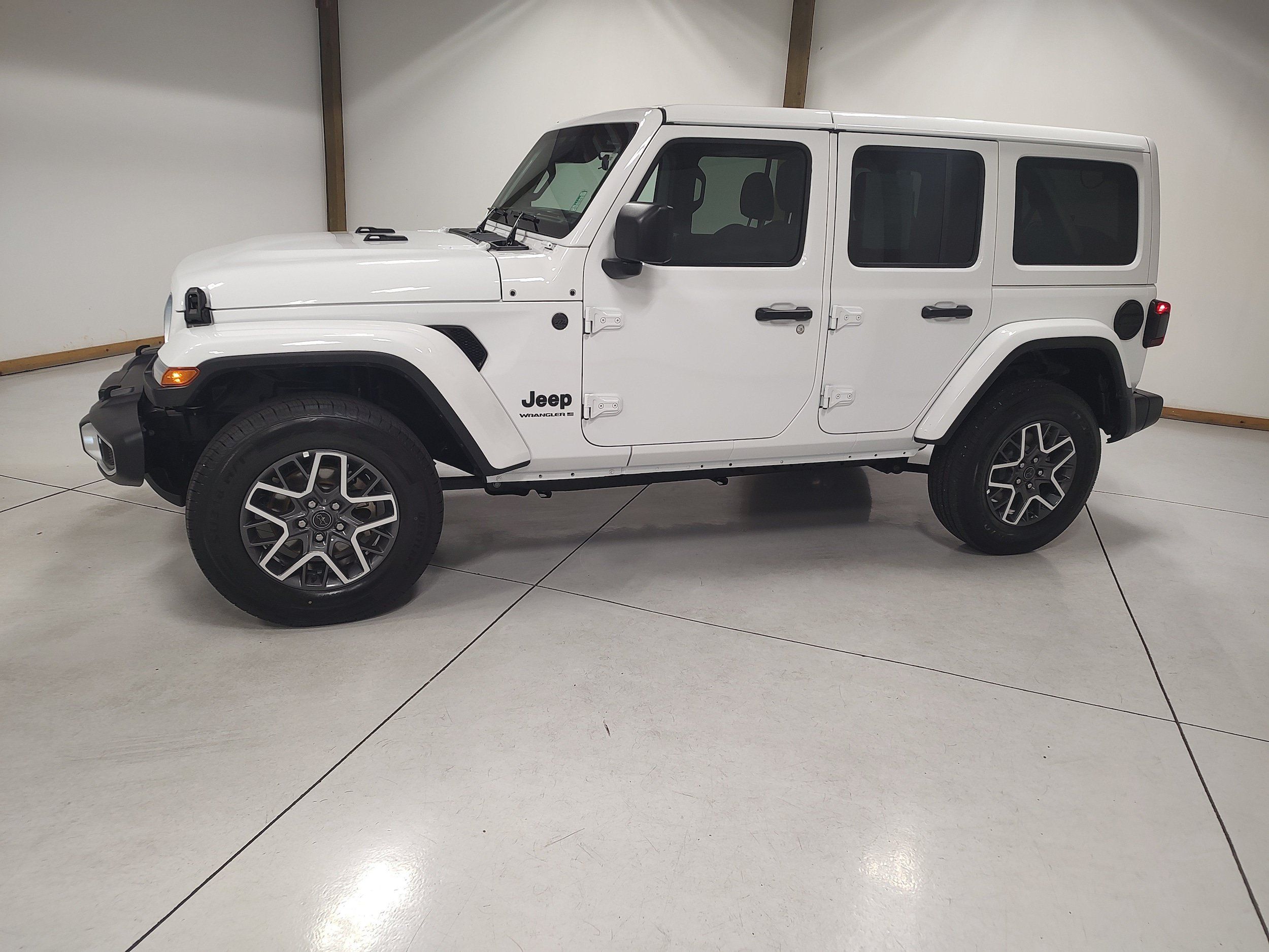 Used 2025 Jeep Wrangler Unlimited Sahara AWD/4WD image 4