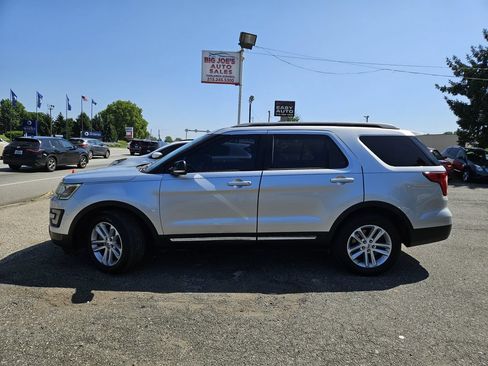 Used 2017 Ford Explorer XLT w/ Equipment Group 202A FWD image 2