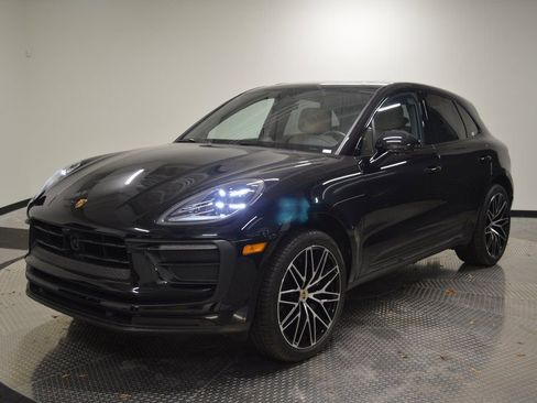 Certified 2025 Porsche Macan image 1