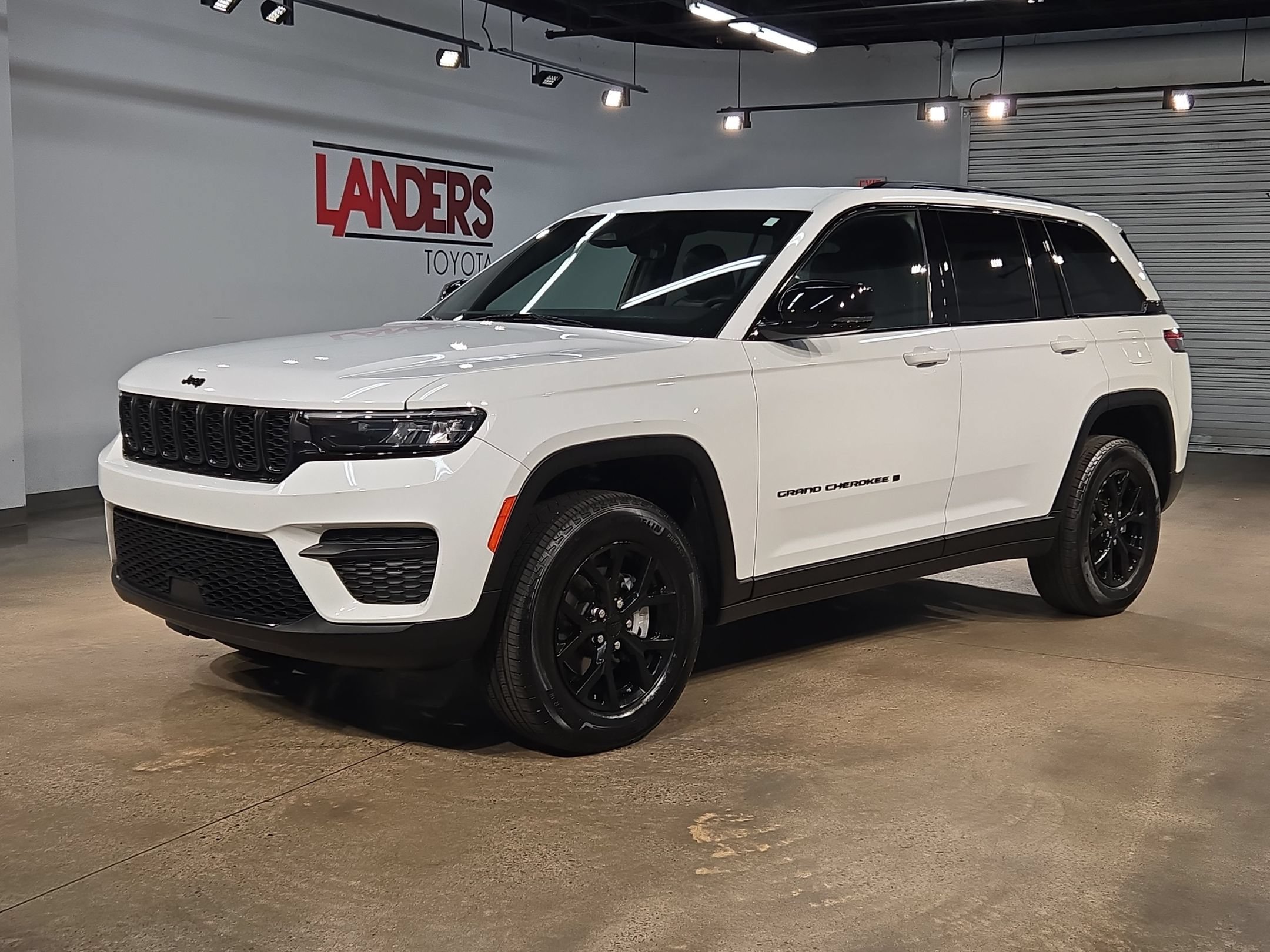 Used 2025 Jeep Grand Cherokee Altitude AWD/4WD image 3