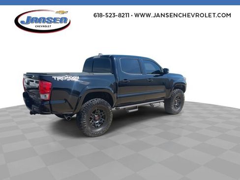Used 2017 Toyota Tacoma TRD Sport AWD/4WD image 9