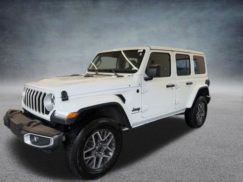 Used 2025 Jeep Wrangler Sahara image 12
