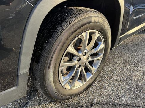 Used 2019 Jeep Cherokee Latitude Plus w/ Comfort/Convenience Group AWD/4WD image 24