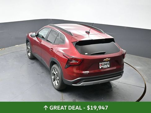 Used 2025 Chevrolet Trax LT FWD image 50