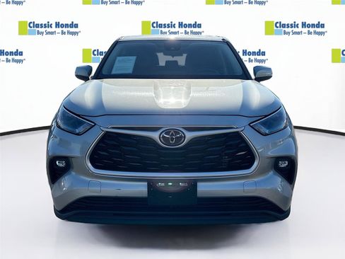 Used 2024 Toyota Highlander LE image 2