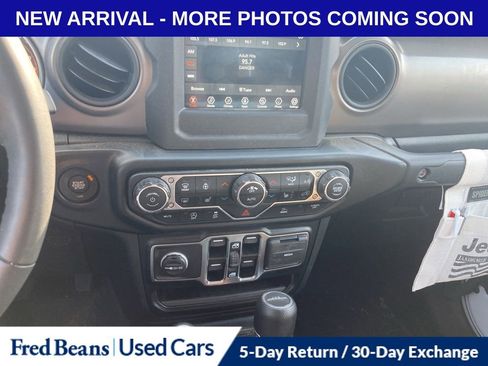 Used 2023 Jeep Gladiator Willys image 12