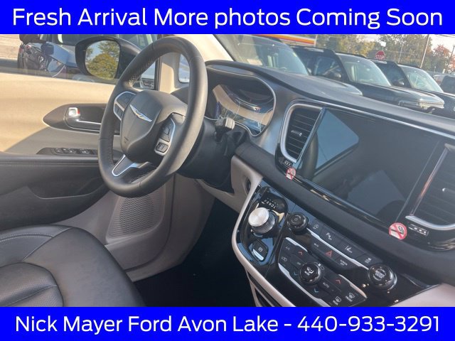 Used 2024 Chrysler Pacifica Touring-L FWD image 11