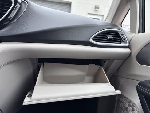 Used 2022 Chrysler Pacifica Touring-L image 8