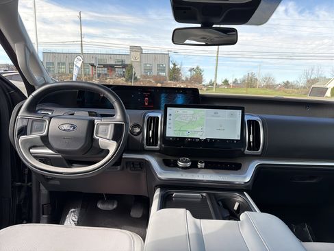 Used 2025 Ford Expedition Platinum w/ Driver's Package image 15