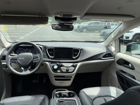 Used 2024 Chrysler Pacifica Touring-L FWD image 10