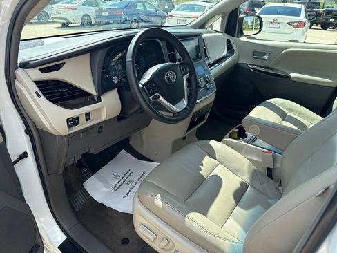 Used 2017 Toyota Sienna XLE w/ Protection Package FWD image 8